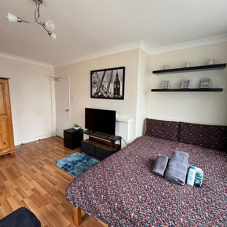 Huge And Affordable 3 Bedroom Flat In Hammersmith For 7 People With Welcome Breakfast Лондон Екстер'єр фото