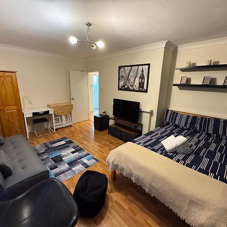 Huge And Affordable 3 Bedroom Flat In Hammersmith For 7 People With Welcome Breakfast Лондон Екстер'єр фото