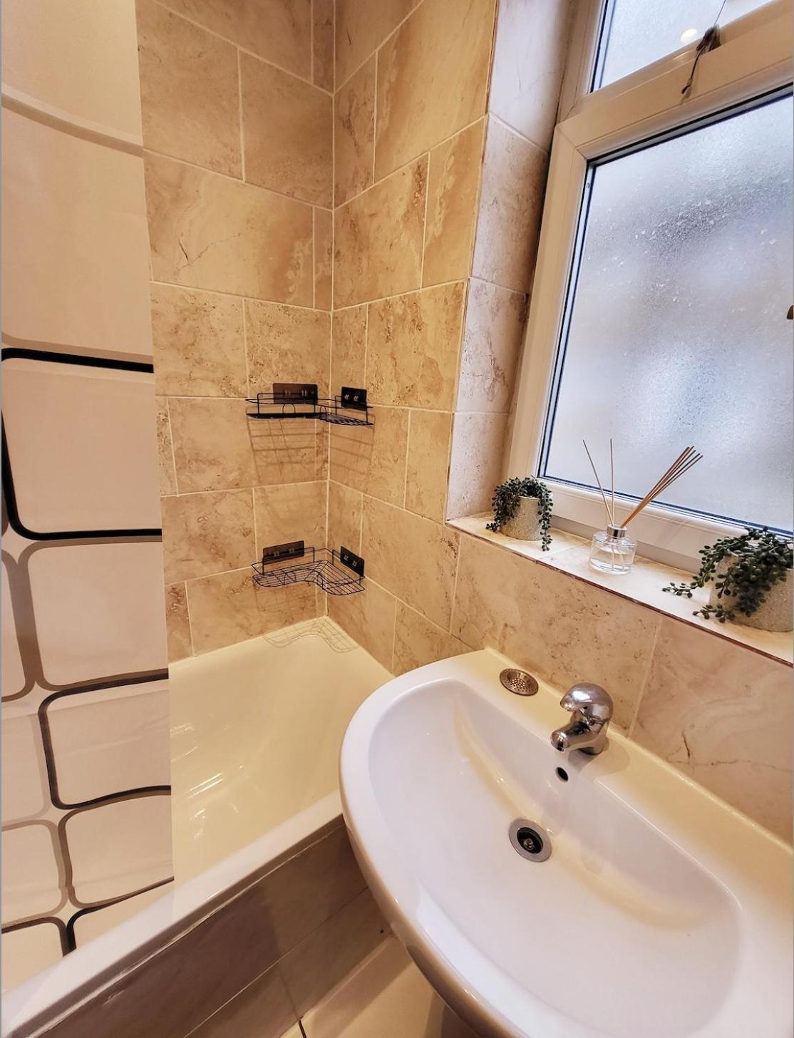 Huge And Affordable 3 Bedroom Flat In Hammersmith For 7 People With Welcome Breakfast Лондон Екстер'єр фото