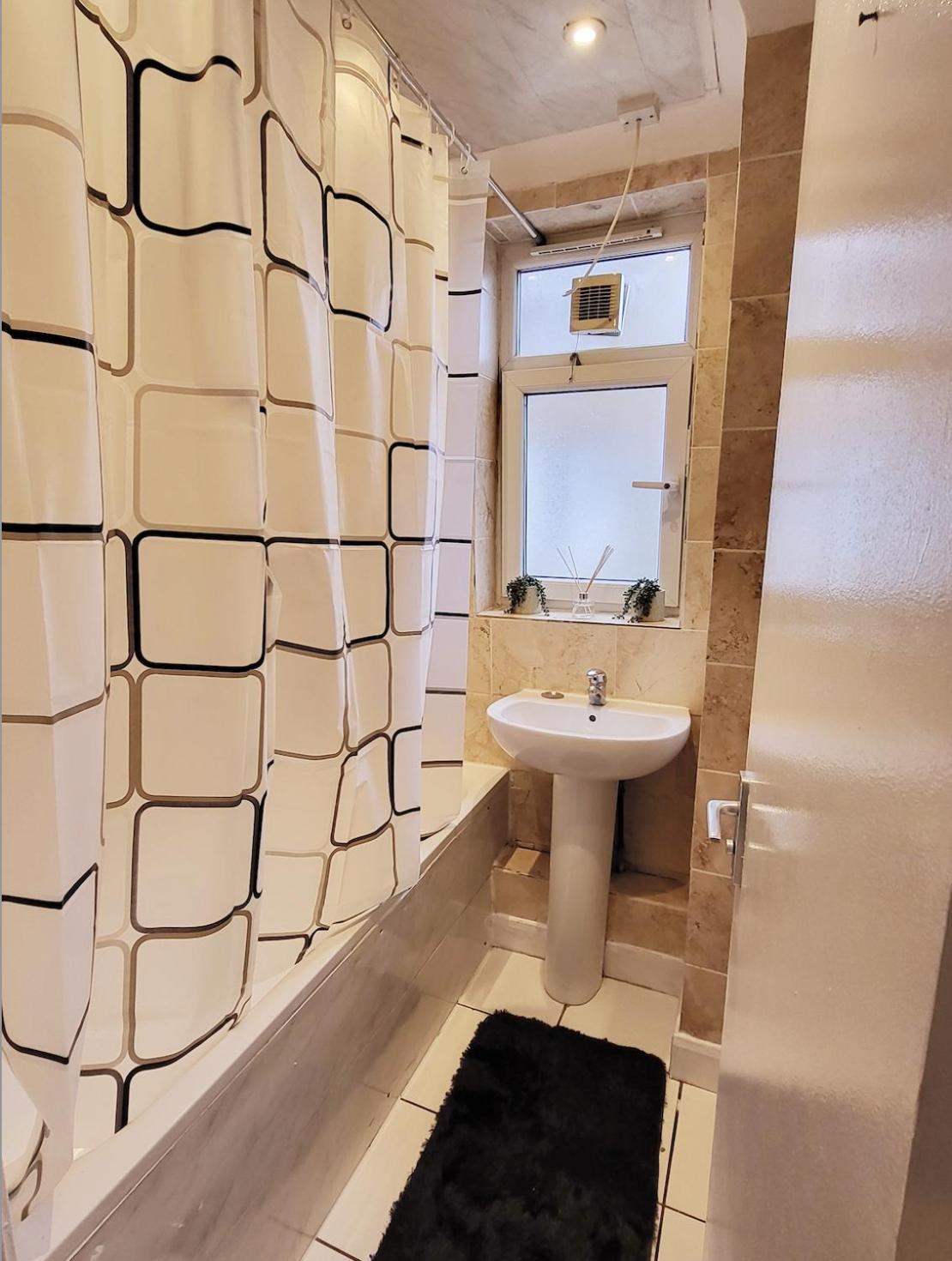 Huge And Affordable 3 Bedroom Flat In Hammersmith For 7 People With Welcome Breakfast Лондон Екстер'єр фото