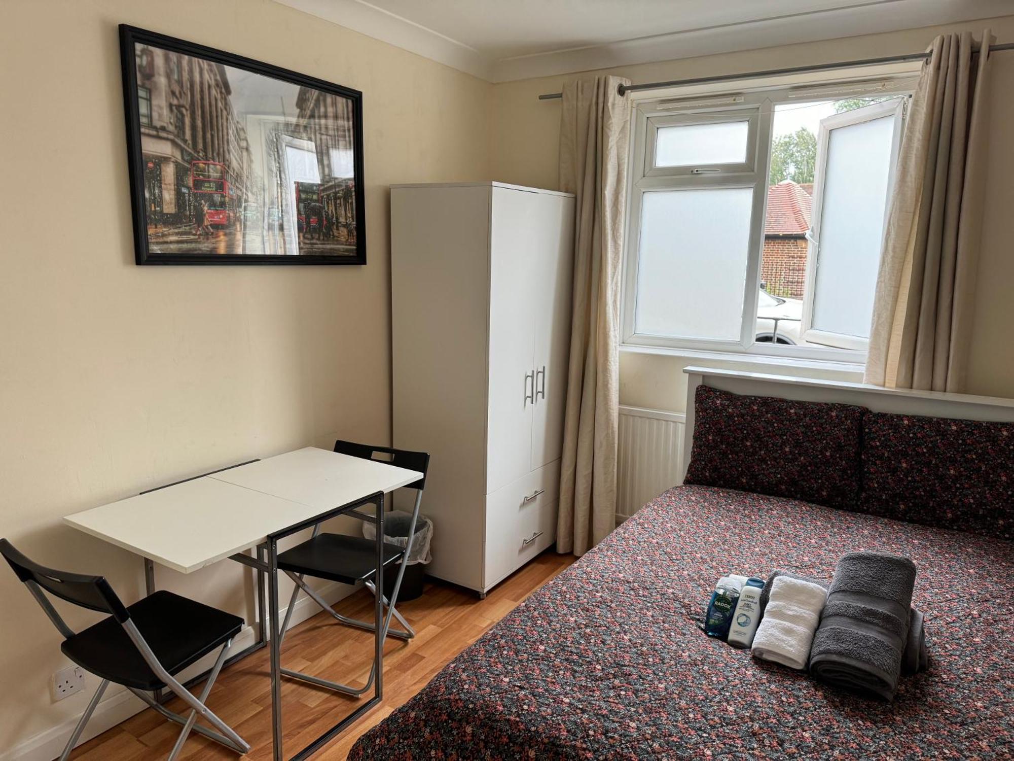 Huge And Affordable 3 Bedroom Flat In Hammersmith For 7 People With Welcome Breakfast Лондон Екстер'єр фото