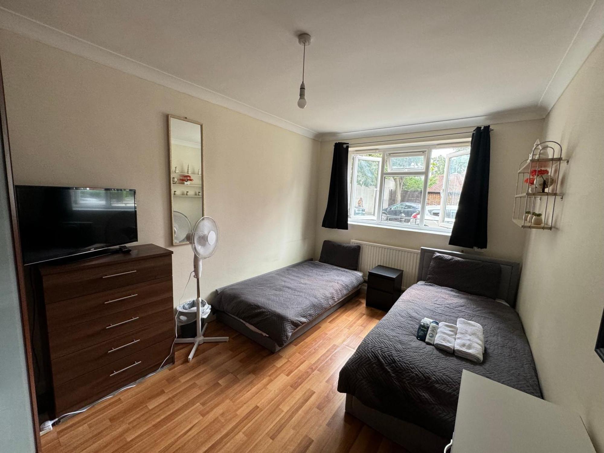Huge And Affordable 3 Bedroom Flat In Hammersmith For 7 People With Welcome Breakfast Лондон Екстер'єр фото