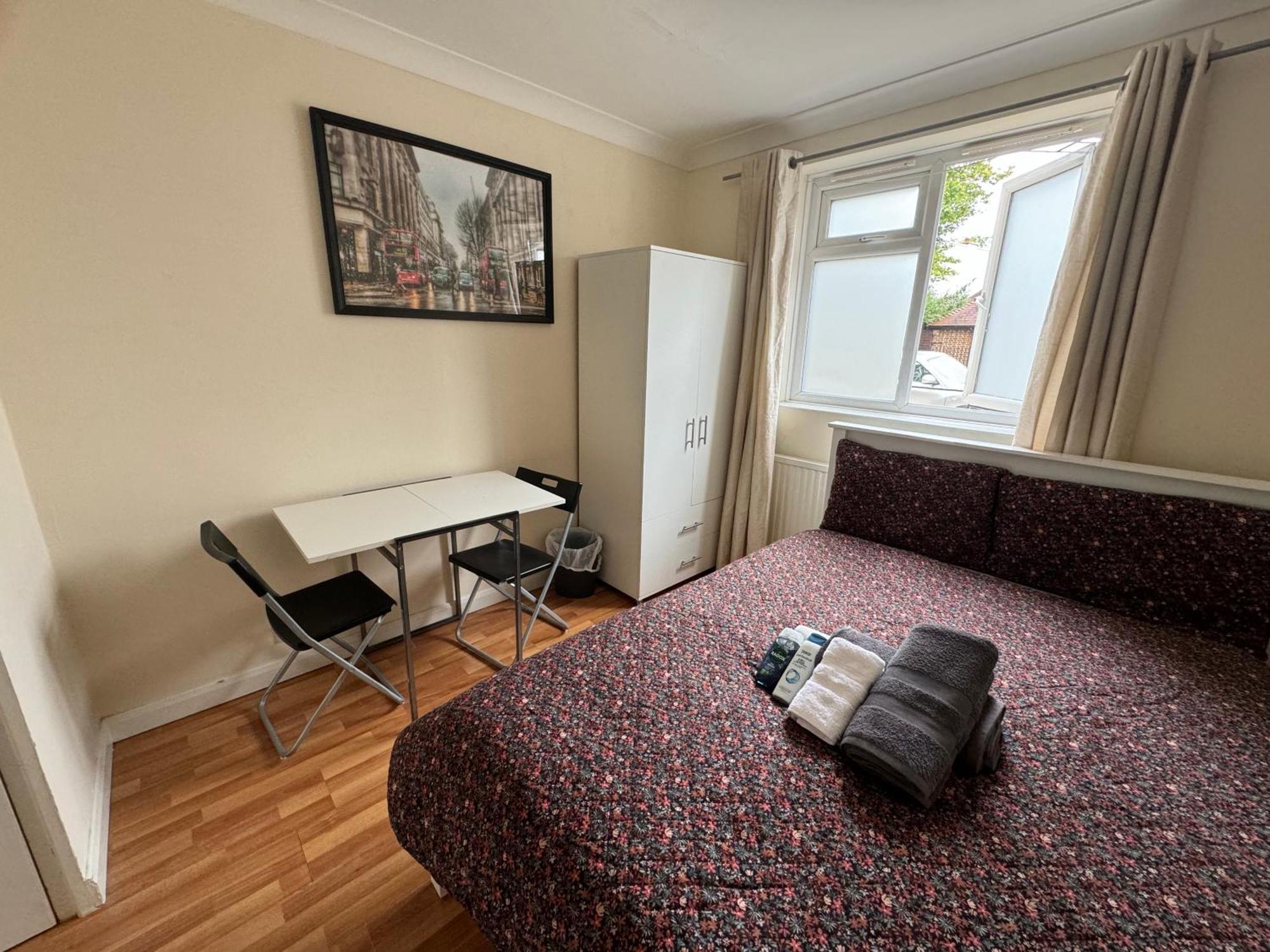 Huge And Affordable 3 Bedroom Flat In Hammersmith For 7 People With Welcome Breakfast Лондон Екстер'єр фото