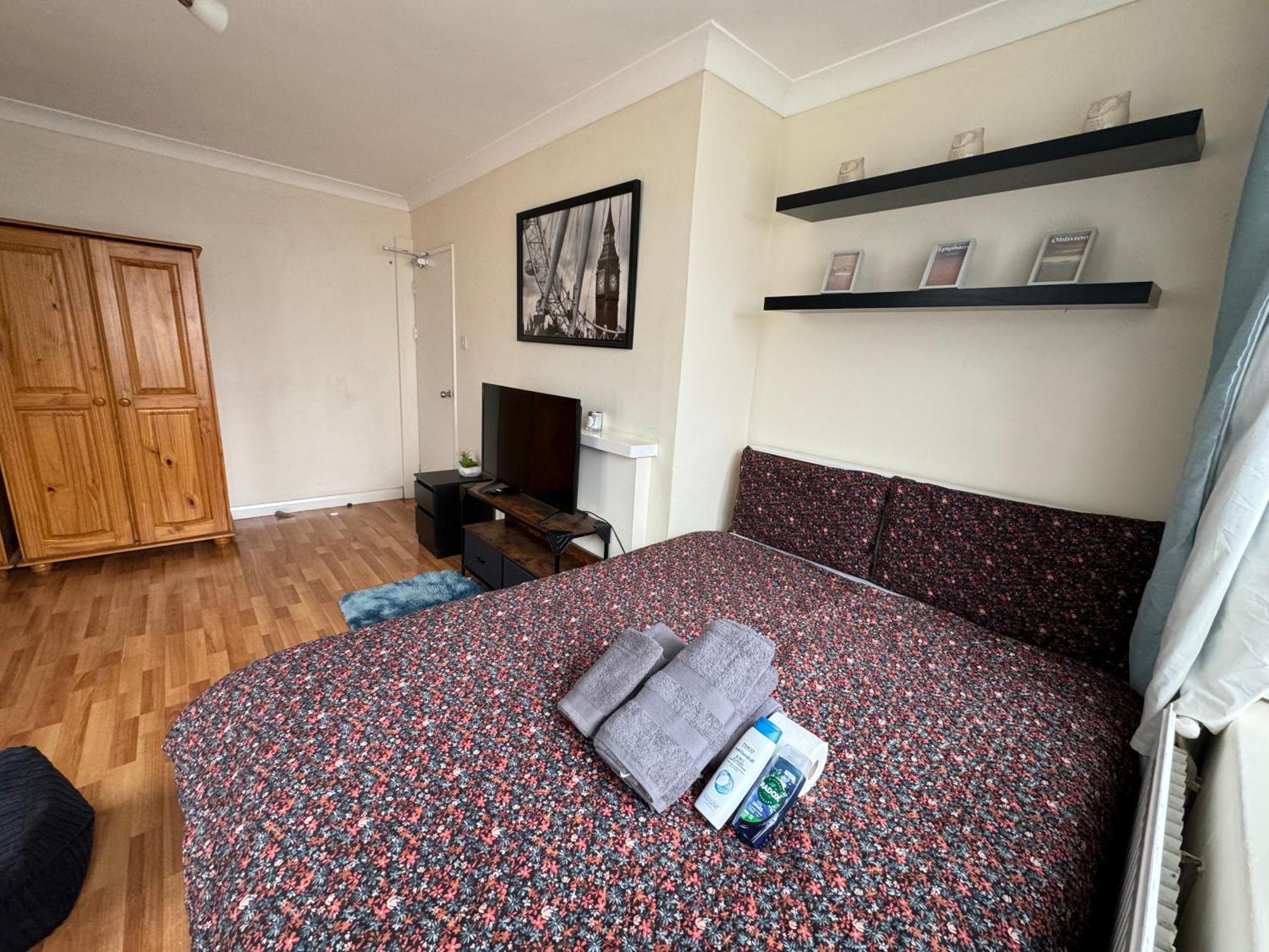 Huge And Affordable 3 Bedroom Flat In Hammersmith For 7 People With Welcome Breakfast Лондон Екстер'єр фото